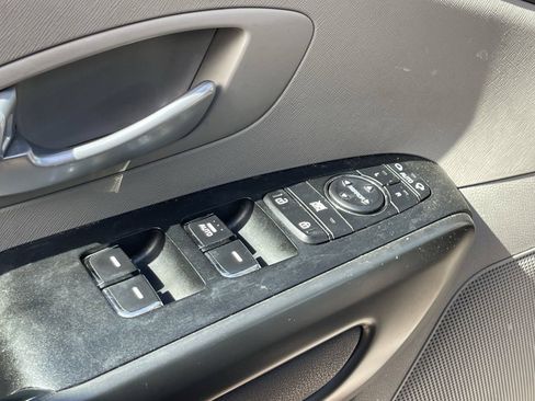 Used 2017 Kia Sedona LX FWD image 9