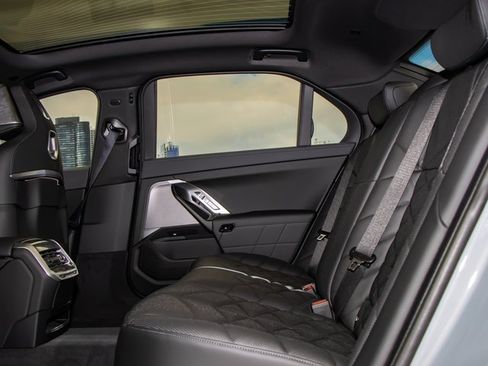 Used 2025 BMW 740i xDrive 740i xDrive w/ Premium Package image 23