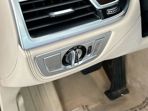 Used 2020 BMW 740i w/ Luxury Rear Seating Package RWD image 10