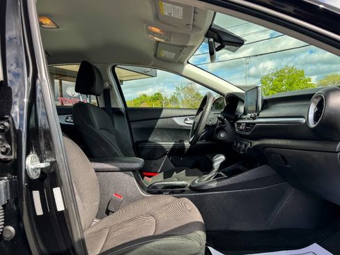 Used 2022 Kia Forte LXS w/ LXS Technology Package FWD image 12