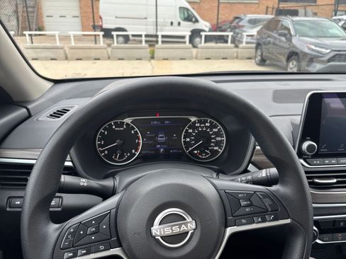 Used 2025 Nissan Altima 2.5 SV FWD image 34