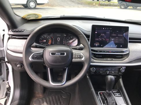 Used 2024 Jeep Compass Sport AWD/4WD image 9