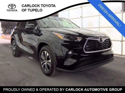 Used 2023 Toyota Highlander XLE FWD image 3