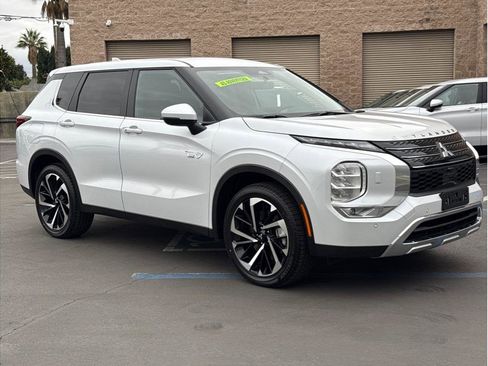 Used 2025 Mitsubishi Outlander SE image 3