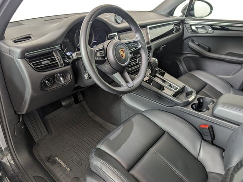 Used 2025 Porsche Macan image 4