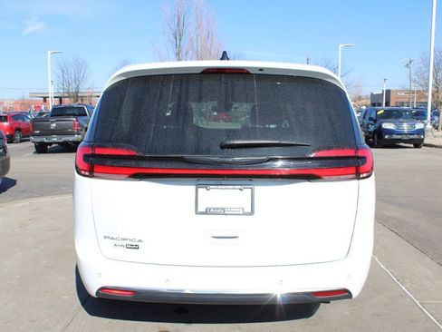 Used 2023 Chrysler Pacifica Touring-L image 8
