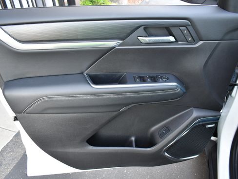 Used 2025 GMC Acadia Elevation FWD image 18