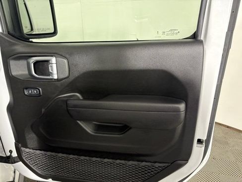 Used 2024 Jeep Gladiator Rubicon w/ Convenience Group AWD/4WD image 14