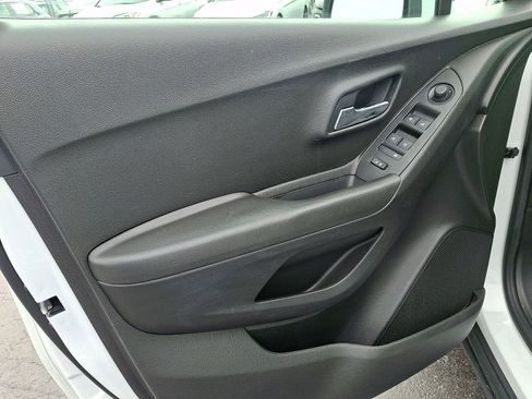 Used 2018 Chevrolet Trax LT w/ LT Convenience Package image 12