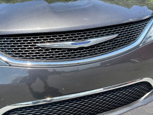 Used 2019 Chrysler Pacifica Touring-L Plus FWD image 31