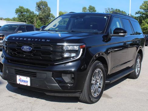 Used 2025 Ford Expedition Active RWD image 2