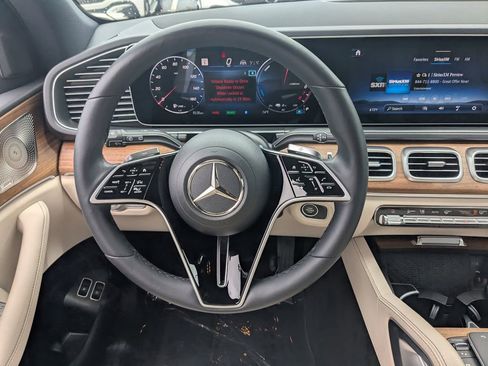 Used 2025 Mercedes-Benz GLE 450e 4MATIC image 3