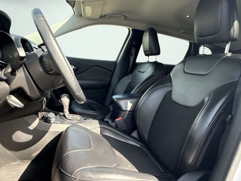 Used 2019 Jeep Cherokee Latitude Plus w/ Cold Weather Group AWD/4WD image 13