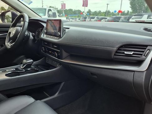 Used 2024 Nissan Rogue SV w/ SV Premium Package FWD image 16