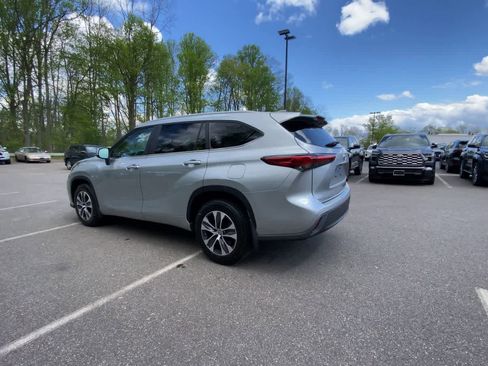 Used 2023 Toyota Highlander XLE AWD/4WD image 9