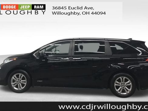 Used 2021 Toyota Sienna XSE image 5