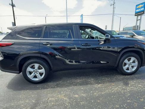 Used 2023 Toyota Highlander L FWD image 9