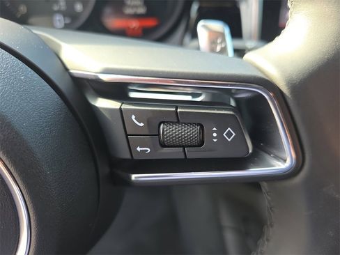 Used 2025 Porsche Macan image 36