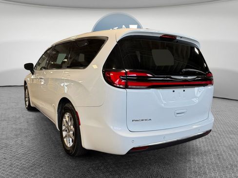 Used 2023 Chrysler Pacifica Touring-L FWD image 6
