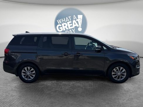 Used 2019 Kia Sedona LX FWD image 2