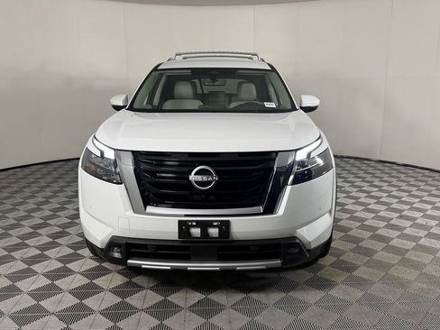 Used 2025 Nissan Pathfinder SL FWD image 3