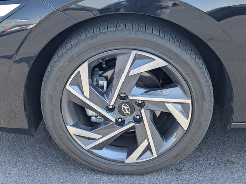 Used 2025 Hyundai Elantra SEL FWD image 13