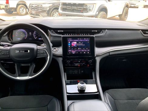 Used 2025 Jeep Grand Cherokee L Laredo image 16