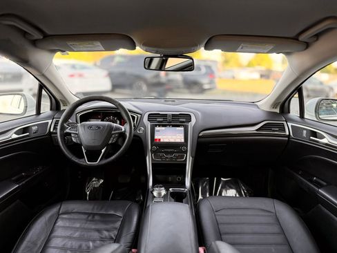 Used 2018 Ford Fusion SE w/ Equipment Group 602A FWD image 2