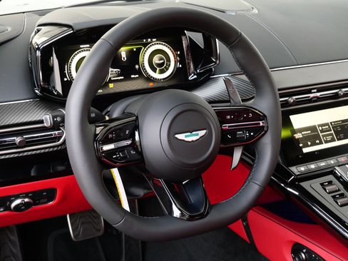 Used 2025 Aston Martin V8 Vantage Coupe RWD image 16