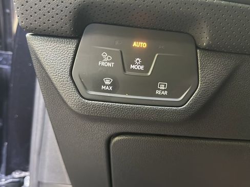 Used 2025 Volkswagen Atlas SE image 31