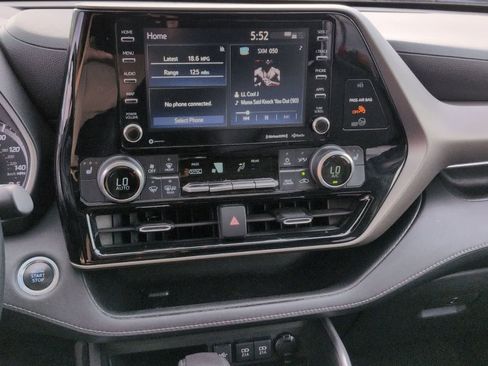 Used 2021 Toyota Highlander XLE FWD image 28