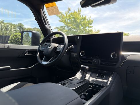 Used 2025 Lexus GX 550 AWD/4WD image 6
