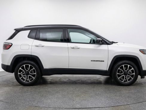 Used 2025 Jeep Compass Trailhawk image 11
