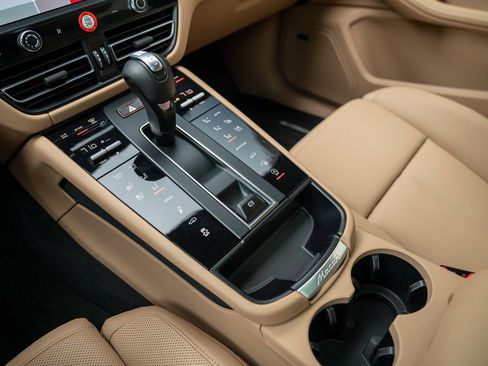 Used 2025 Porsche Macan image 20