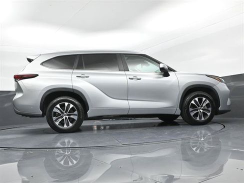 Certified 2025 Toyota Highlander XLE FWD image 38