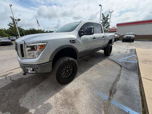 Used 2018 Nissan Titan PRO-4X w/ Pro-4x Convenience Package AWD/4WD image 3