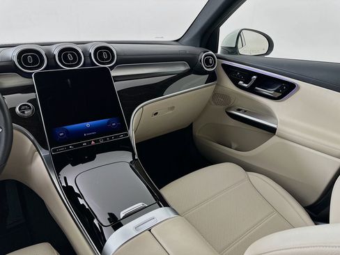 Used 2025 Mercedes-Benz GLC 300 4MATIC image 24