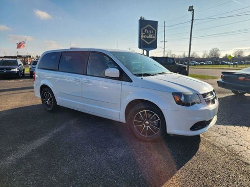 Used 2017 Dodge Grand Caravan SE image 2