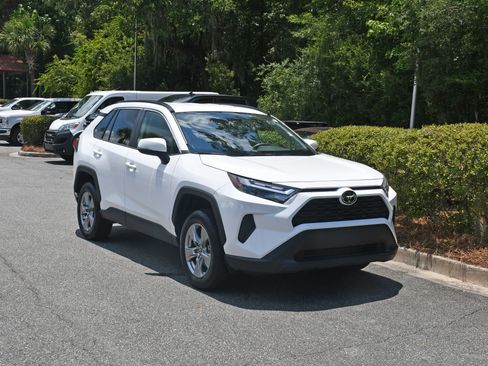 Used 2025 Toyota RAV4 XLE FWD image 6
