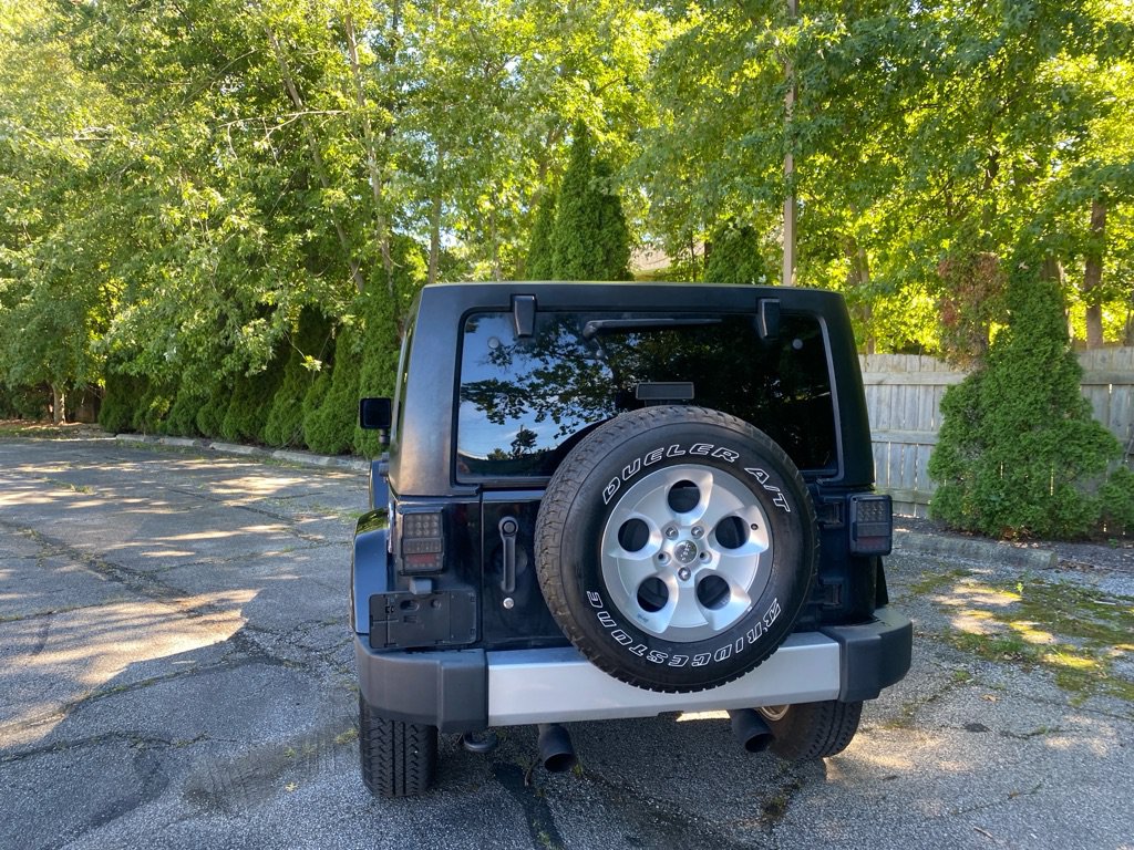 Used 2014 Jeep Wrangler Unlimited Sahara w/ Dual Top Group AWD/4WD image 4