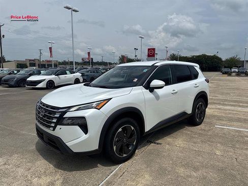 Used 2024 Nissan Rogue SV AWD/4WD image 3