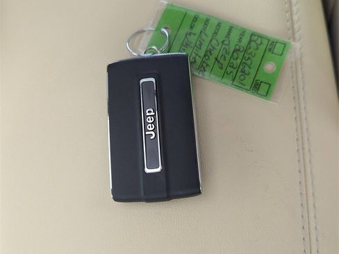 New 2025 Jeep Grand Cherokee Limited w/ Luxury Tech Group II image 30