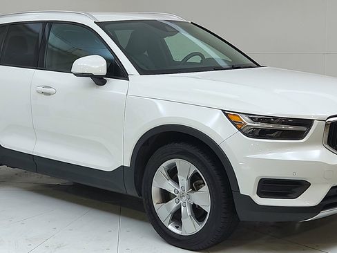 Used 2020 Volvo XC40 T4 Momentum FWD image 1