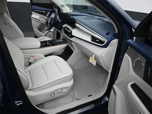 Certified 2025 Buick Enclave Avenir image 19