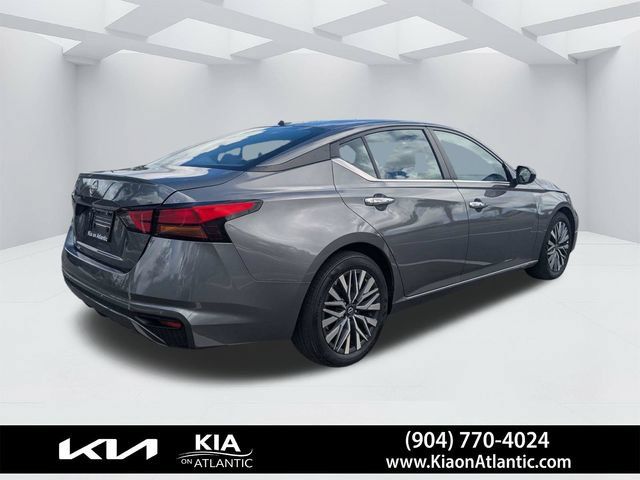 Used 2025 Nissan Altima 2.5 SV FWD image 3