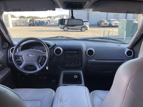 Used 2003 Ford Expedition XLT image 11