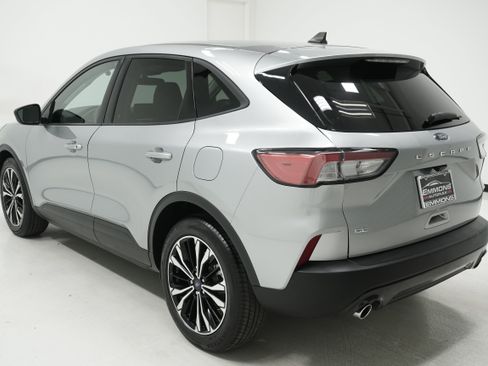 Used 2021 Ford Escape SE w/ SE Sport Appearance Package image 6