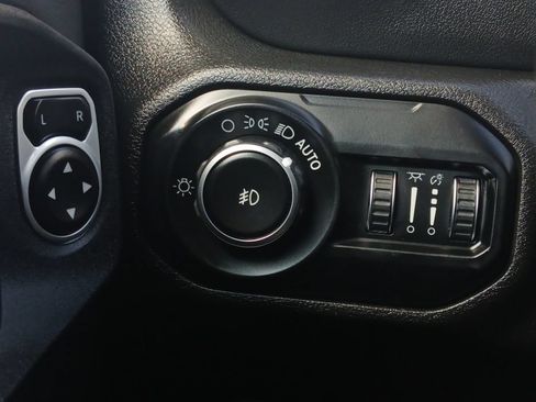 Used 2018 Jeep Wrangler Unlimited Sahara AWD/4WD image 12