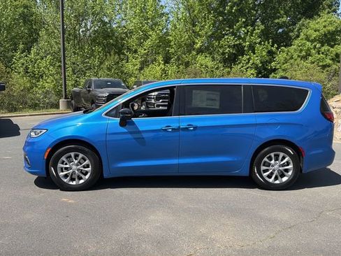 New 2026 Chrysler Pacifica Limited FWD image 10