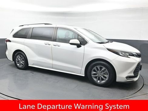 Used 2022 Toyota Sienna XLE image 9
